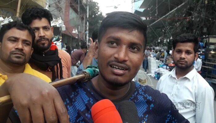 পাখি বিক্রি করে সংসার চলে হাছিবের