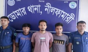 নীলফামারীতে প্রকাশ্যে মদ সেবনের অভিযোগে ৩ মাদকসেবীকে আটক