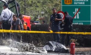 রাস্তায় বিধ্বস্ত প্রাইভেট প্লেন, মালয়েশিয়ায় নিহত ১০