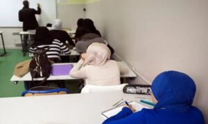 স্কুলে আবায়া নিষিদ্ধ করছে ফ্রান্স