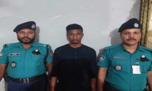 কেএমপি’র লবণচরা পুলিশের  অভিযানে  চাপাতিসহ  সন্ত্রাসী-চাঁদাবাজ গ্রেফতার