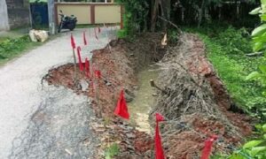 আরংঘাটা দিঘলিয়ায় রাস্তার বেহাল দশা: দুর্ঘটনা এড়াতে লাল নিশান