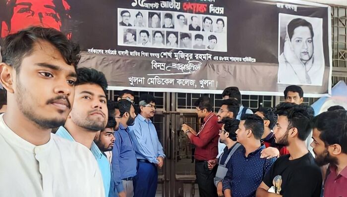 খুমেকে ধর্মঘট প্রত্যাহার ক্লাশে ফিরছে শিক্ষার্থীরা