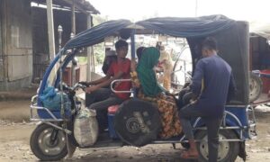 কোমলতি শিশুর হাতে ইজিবাইকের স্টিয়ারিং! বাড়ছে দুর্ঘটনার ঝুঁকি