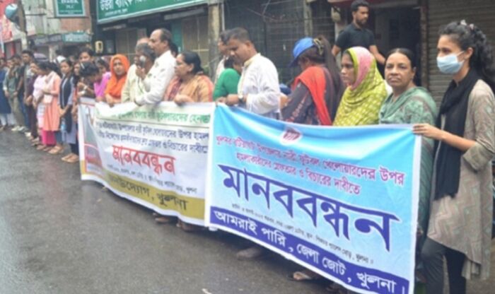 খুলনায় নারী ফুটবলারদের উপর হামলার প্রতিবাদে মানববন্ধন
