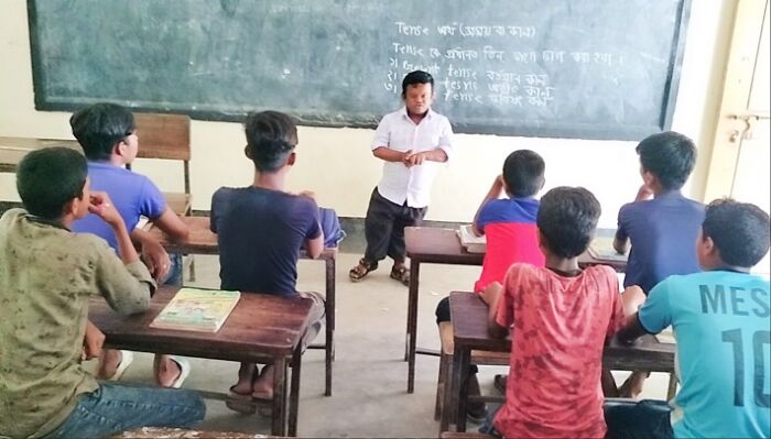 শারীরিক প্রতিবন্ধকতাকে জয় করে সজীব মিয়া হতে চান ম্যাজিস্ট্রেট