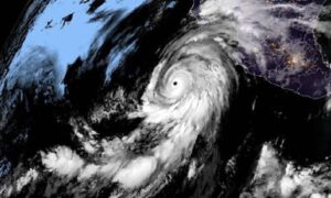 মেক্সিকোর উত্তর পশ্চিম দিকে ধেয়ে আসছে ঘূর্ণিঝড় হিলারি