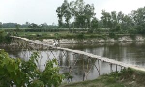 সেতুর অভাবে উন্নয়ন বঞ্চিত ১০ গ্রামের ৪০ হাজার মানুষ