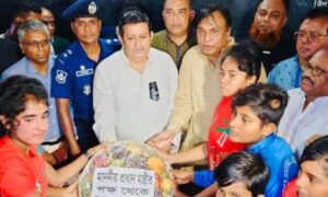 খুলনায় নারী ফুটবলারদের কাছে প্রধানমন্ত্রীর শুভেচ্ছা উপহার