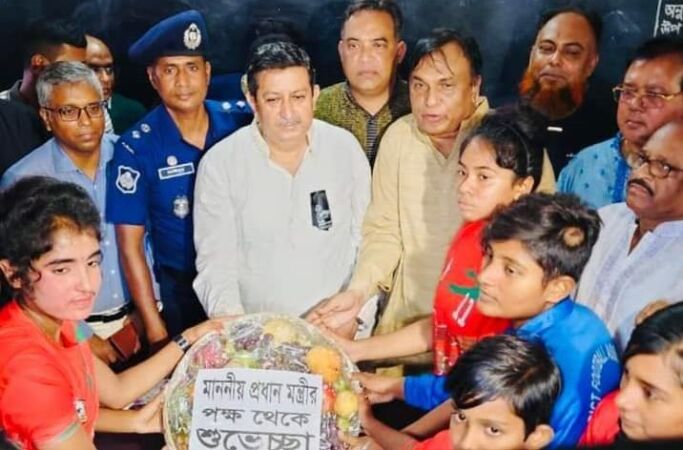 খুলনায় নারী ফুটবলারদের কাছে প্রধানমন্ত্রীর শুভেচ্ছা উপহার