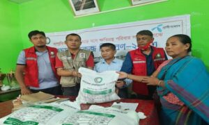 রাঙামাটিতে বন্যায় ক্ষতিগ্রস্ত পরিবারে রেড ক্রিসেন্টের খাদ্য বিতরণ