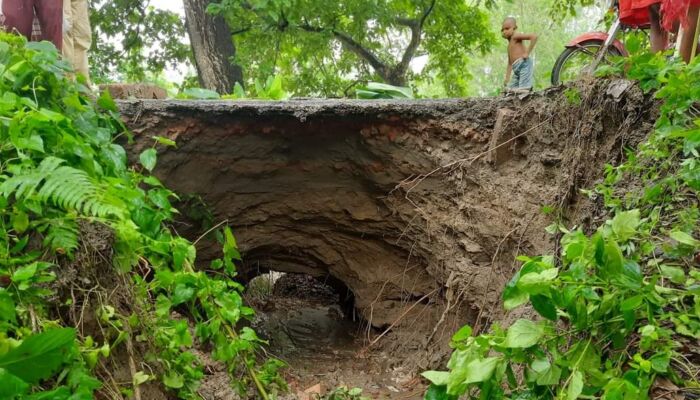বেলকুচিতে ভারি বর্ষণে বিভিন্ন রাস্তার বেহাল দশা