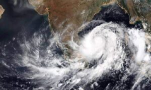 আজ দেশের ১৮ অঞ্চলে ঝড়ো হাওয়াসহ বৃষ্টির আভাস আবহাওয়া অধিদপ্তরের