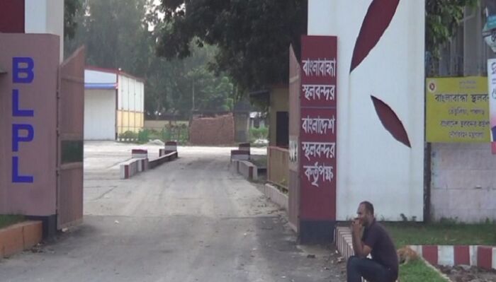 পাথর আমদানি বন্ধ: স্থবির বাংলাবান্ধা স্থলবন্দর