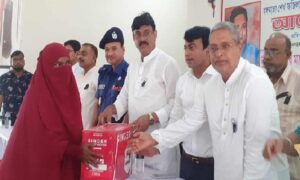 বঙ্গমাতার জন্মবার্ষিকীতে সেলাই মেশিন বিতরণ