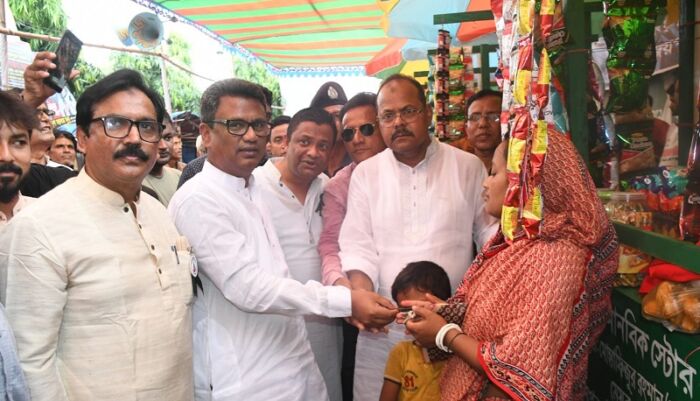 প্রতিবন্ধীদের স্বনির্ভর করতে জয়পুরহাটের মেয়রের ব্যতিক্রমী উদ্যোগ