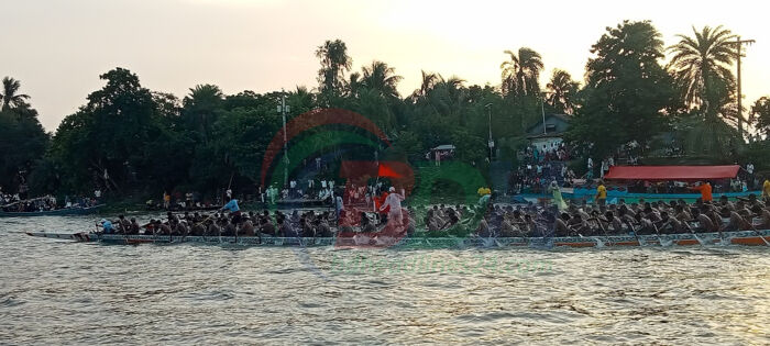 আত্রাই নদীতে নৌকা বাইচে হাজারো মানুষের ঢল