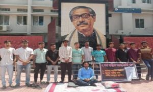 দুই দফা দাবিতে ফরিদপুরের রাজেন্দ্র কলেজের শিক্ষার্থীদের অনশন ও অবস্থান ধর্মঘট