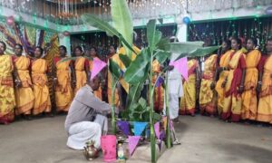 ঠাকুরগাঁওয়ে নেচে-গেয়ে কারাম পূজা উৎসবে মেতে উঠলেন ওরাওঁ সম্প্রদায়