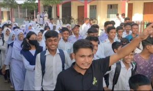 লালমনিরহাটে শিক্ষকের বিরুদ্ধে শিক্ষক-শিক্ষার্থীদের বিক্ষোভ ও ক্লাস বর্জন
