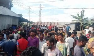 পাটগ্রামে প্রতিমন্ত্রী’র আশ্বাসে আজ থেকে কাজে ফিরলেন শ্রমিকরা