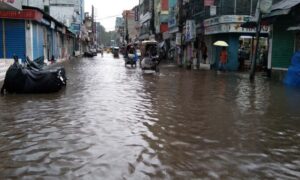 সড়কে বড় বড় খানাখন্দ, সামান্য বৃষ্টিতে জলাবদ্ধতা, ভোগান্তিতে পৌরবাসী