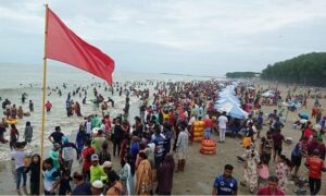 কক্সবাজারে উপচে পড়া ভিড়