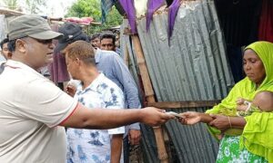 দিনাজপুরে ঝড়ে ক্ষতিগ্রস্ত ২শতাধিক পেলো নগদ অর্থ ও ত্রাণ সামগ্রী