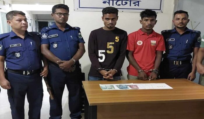 নাটোরে ছিনতাই হওয়া স্বর্নালংকারসহ দুইজন আটক
