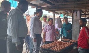 ডোমারে ভ্রাম্যমাণ আদালতে কাঁচামাল আড়তে ৫ হাজার টাকা জরিমানা