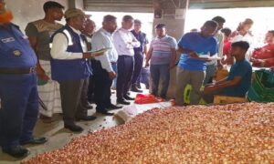ফরিদপুরে পেঁয়াজের আড়তে যৌথ অভিযান, জরিমানা