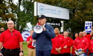 পিকেট লাইনে দাঁড়িয়ে ইতিহাস গড়লেন বাইডেন