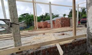 খুলনায় সরকারি জায়গা দখল করে চলছে ঘর নির্মাণ