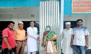 বগুড়ায় অসহায় মালেকার ঘর সংস্কারে ঢেউটিন দিলেন মেয়র
