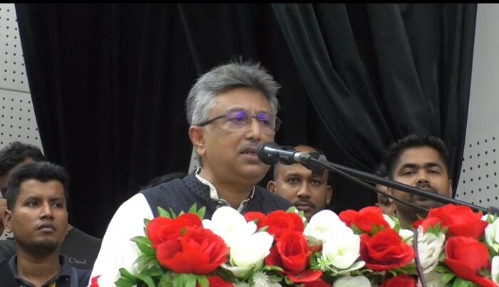 প্রধানমন্ত্রীর ছেলে দিয়েছে মেধাবী শিক্ষার্থীদের ল্যাপটপ উপহার -চীফ হুইপ