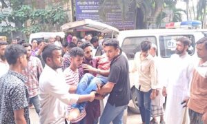 ছাত্রলীগের কেন্দ্রীয় সভাপতি-সাধারণ সম্পাদককে ফুল দিতে গিয়ে হামলার শিকার