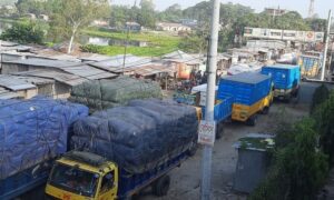 বুড়িমারী স্থলবন্দরে শ্রমিক অসন্তোষ চরমে, ৫ দিন ধরে বন্ধ আমদানি-রপ্তানি