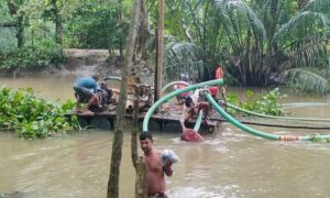 বন্ধ হচ্ছে না অবৈধ বোমা মেশিন (ড্রেজার) মেশিন দিয়ে বালু উত্তোলন!