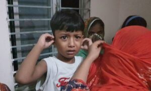 টাঙ্গাইলে বক্সখা‌টের নিচ থে‌কে মা‌য়ের মর‌দেহ খু‌জে পেল শিশু ; বাবা পলাতক