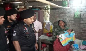 নাটোরে ১১ বছরের মাসহ কন্যা শিশুর পাশে র‍্যাব