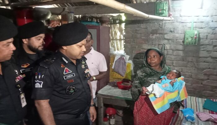 নাটোরে ১১ বছরের মাসহ কন্যা শিশুর পাশে র্যাব