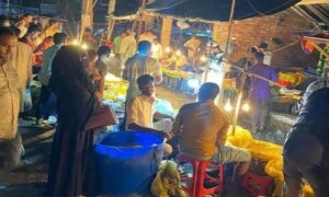 কক্সবাজারে ফুটপাত দখল করে বাণিজ্য, মুখ খুললেই চলে অমানুষিক নির্যাতন