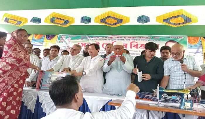 খুলনায় দুস্থ অসহায় মহিলাদের মাঝে সেলাই মেশিন বিতরণ