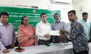 মাগুরায় প্রশিক্ষনার্থীদের মাঝে কম্পিউটার ও সনদপত্র বিতরন