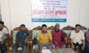 শরীয়তপু‌রে জোরপূর্বক দোকানপাট বন্ধ রাখার প্রতিবাদে ব্যাবসায়ীদের সংবাদ স‌ম্মেলন