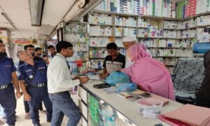 কুমিল্লায় কৃত্রিম স্যালাইন সঙ্কট, ভোক্তার অভিযানে জরিমানা