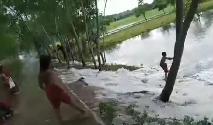 বুকচিরে বয়ে যাওয়া শোলমারী নদী ব্যাপক ক্ষতির আশঙ্কা