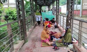 ফরিদপুরে ভয়াবহ রুপ নিয়েছে ডেঙ্গু ,  খোলা জায়গায় দেওয়া হচ্ছে চিকিৎসা