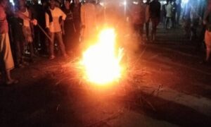 পুলিশের ধাওয়া করা কভারভ্যানের চাপায় পথচারি নিহত, সড়ক অবরোধ