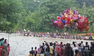 মাদারীপুরে কুমার নদীতে বিশাল নৌকা বাইচে হাজার হাজার মানুষের ভীড়